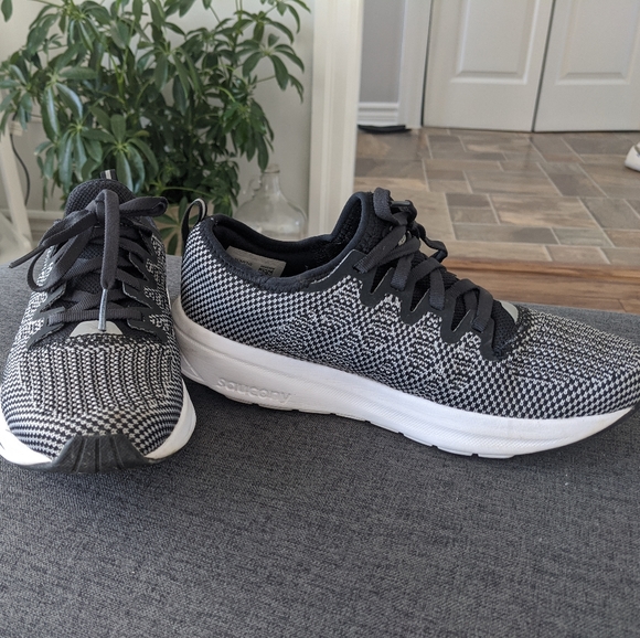 Saucony runners - Picture 2 of 3